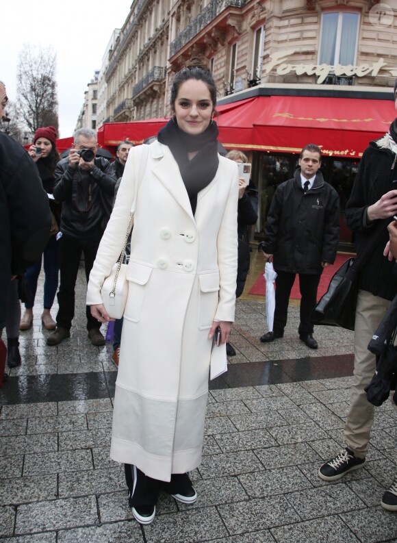 Noémie Merlant - sac Roger Vivier- Arrivées pour le déjeuner des nominations des 'César' au Fouquet's à Paris Le 4 Février 2017.