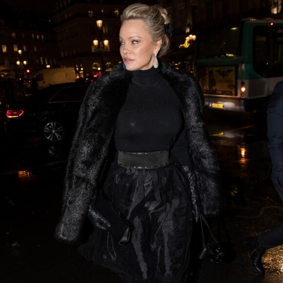Exclusif - Pamela Anderson arrive à l'opéra de Paris pour assister au ballet "Tree of codes" le 3 février 2017.
