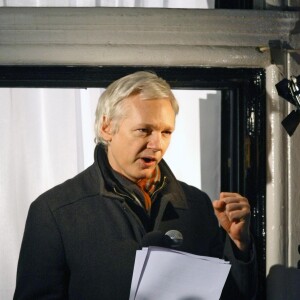 Julian Assange adresse ses voeux de Noel a ses supporters du balcon de l'ambassade de l'Equateur a Londres le 20 Decembre 2012.