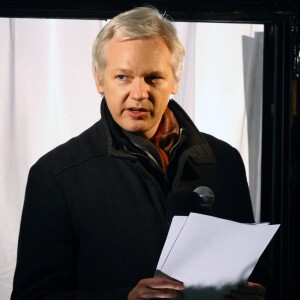 Julian Assange adresse ses voeux de Noel a ses supporters du balcon de l'ambassade de l'Equateur a Londres le 20 Decembre 2012.