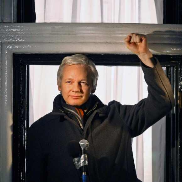 Julian Assange adresse ses voeux de Noel a ses supporters du balcon de l'ambassade de l'Equateur a Londres le 20 Decembre 2012.