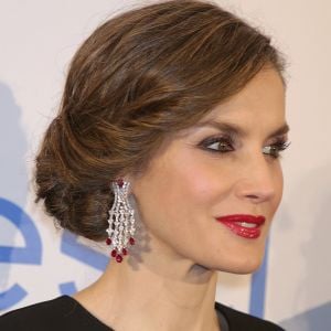 La reine Letizia d'Espagne assistait avec son époux le roi Felipe VI le 7 février 2017 au gala des 30 ans du quotidien espagnol économique Expansion, au Westin Palace à Madrid.