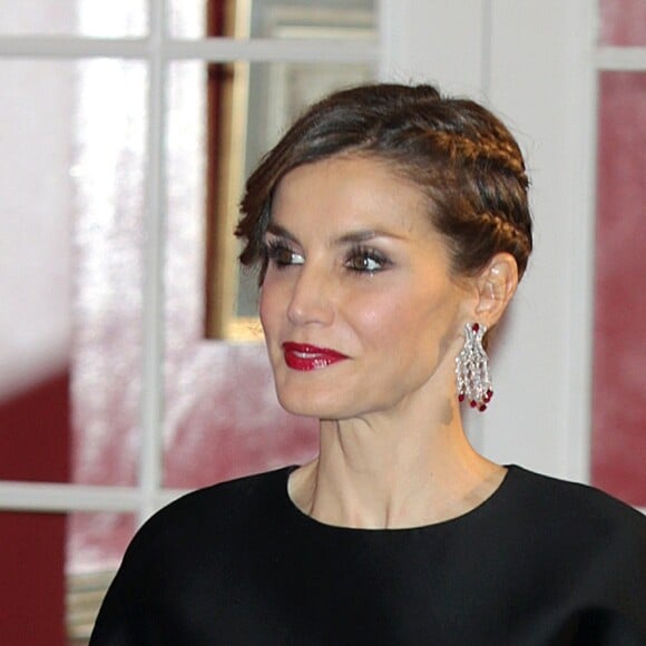 La reine Letizia d'Espagne, dans un ensemble Carolina Herrera, assistait avec son époux le roi Felipe VI le 7 février 2017 au gala des 30 ans du quotidien espagnol économique Expansion, au Westin Palace à Madrid.