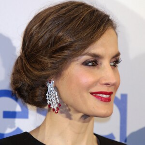 La reine Letizia d'Espagne assistait avec son époux le roi Felipe VI le 7 février 2017 au gala des 30 ans du quotidien espagnol économique Expansion, au Westin Palace à Madrid.