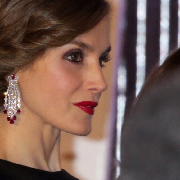 La reine Letizia d'Espagne assistait avec son époux le roi Felipe VI le 7 février 2017 au gala des 30 ans du quotidien espagnol économique Expansion, au Westin Palace à Madrid.