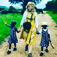 Madonna maman : La star présente les jumelles qu'elle a adoptées au Malawi