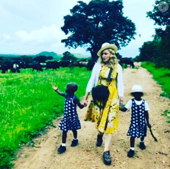 Madonna au côté des jumelles qu'elle vient d'adopter au Malawi, Estere et Stella (8 février 2017).