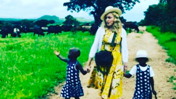 Madonna maman : La star présente les jumelles qu'elle a adoptées au Malawi