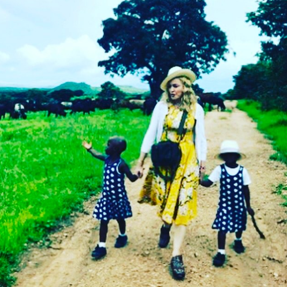 Madonna au côté des jumelles qu'elle vient d'adopter au Malawi, Estere et Stella (8 février 2017).