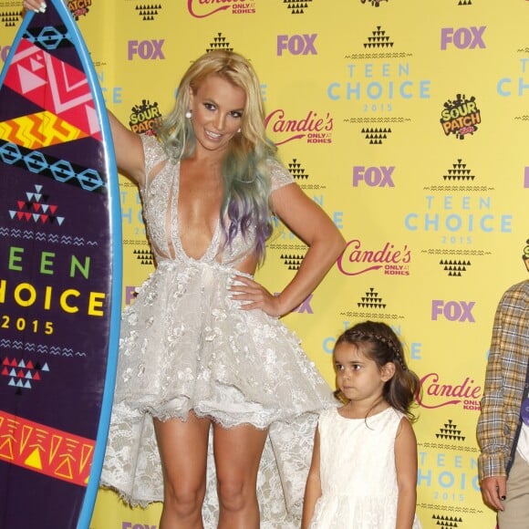 Britney Spears, Maddie Aldridge posant dans la salle de presse aux Teen Choice Awards 2015 à Los Angeles, le 16 août 2015.