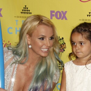 Britney Spears, Maddie Aldridge posant dans la salle de presse aux Teen Choice Awards 2015 à Los Angeles, le 16 août 2015.