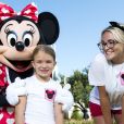 Jamie Lynn Spears, son mari Jamie Watson et sa fille Maddie posent avec Minnie devant le château de Cendrillon à Disney à Lake Buena Vista, le 14 août 2014.