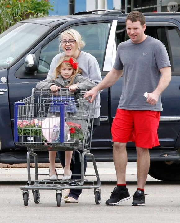 Exclusif - Jamie Lynn Spears, son fiancé Jamie Watson et sa fille Maddie Aldridge achètent des fleurs pour leur jardin à Kentwood, en Louisiane, le 9 Mars 2014.