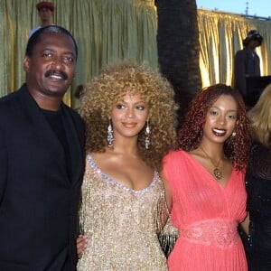 Beyoncé et son père Matthew Knowles ainsi que sa soeur Solange et sa mère Tina à Los Angeles, le 23 juillet 2002 à la première d'Austin Powers