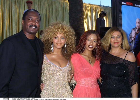 Beyoncé et son père Matthew Knowles ainsi que sa soeur Solange et sa mère Tina à Los Angeles, le 23 juillet 2002 à la première d'Austin Powers