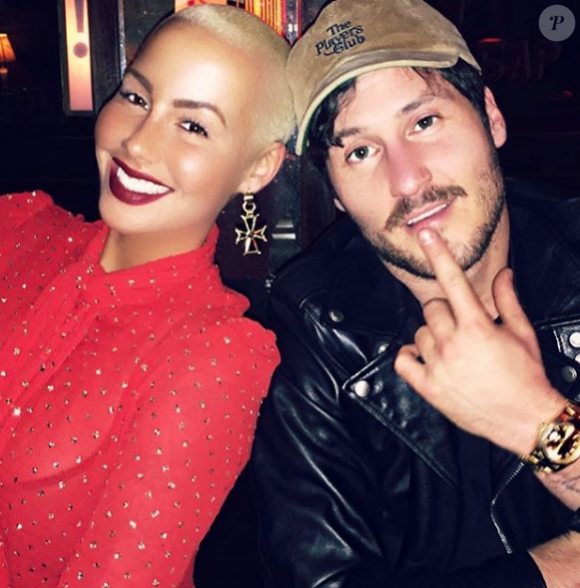 Val Chmerkovskiy a publié une photo de lui et Amber Rose sur sa page Instagram en décembre 2016, deux mois avant leur rupture.