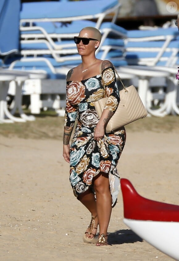 Exclusif - Prix Spécial - No Web No Blog - Amber Rose profite de la plage à Honolulu, à l'occasion de son séjour sur l'île pour l'ouverture du club Encore. Le 28 janvier 2017  Exclusive... 52296808 Amber Rose spotted on the beach in Honolulu, Hawaii on January 28, 2017. Amber touched down in Honolulu on Thursday as she'll be making a guest appearance alongside DJ T. Brixx and N. Cannon for Hawaii's grand opening of club Encore.28/01/2017 - Honolulu