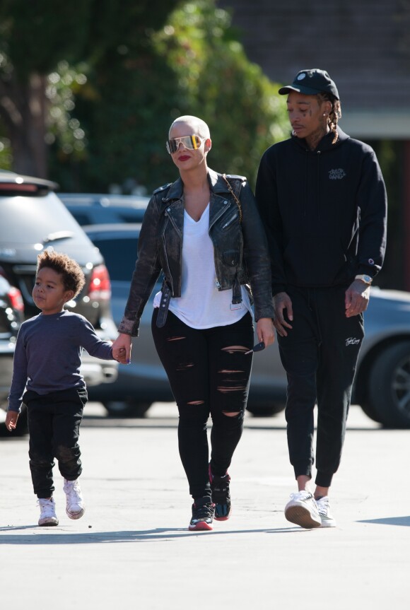Merci de flouter le visage des enfants avant publication - Amber Rose avec Wiz Khalifa et leur fils Sebastian Taylor Thomaz à Los Angeles, le 23 novembre 2016.23/11/2016 - Los Angeles