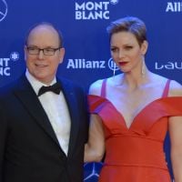 Charlene de Monaco décolletée au bras d'Albert, entourés de couples glamour