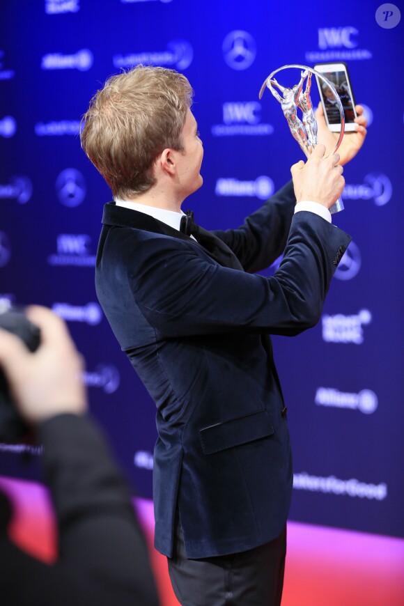 Nico Rosberg (révélation de l'année) fait un selfie avec son trophée - Soirée des Laureus World Sport Awards 2017 à Monaco le 14 février 2017.  Laureus 2017 World Sports Awards red carpet in Monaco on february 14, 2017.14/02/2017 - Monte Carlo