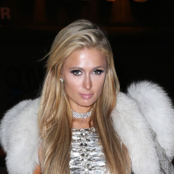 Paris Hilton porte une robe très sexy et transparente dans les rues de New York, le 14 février 2017  Celebrity socialite Paris Hilton showed some skin in a long, silver dress with see through sides as she headed out in New York City, New York on February 14, 201714/02/2017 - New York