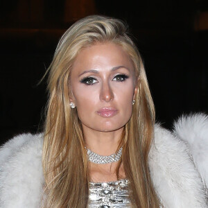 Paris Hilton porte une robe très sexy et transparente dans les rues de New York, le 14 février 2017  Celebrity socialite Paris Hilton showed some skin in a long, silver dress with see through sides as she headed out in New York City, New York on February 14, 201714/02/2017 - New York
