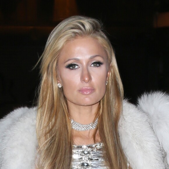 Paris Hilton porte une robe très sexy et transparente dans les rues de New York, le 14 février 2017  Celebrity socialite Paris Hilton showed some skin in a long, silver dress with see through sides as she headed out in New York City, New York on February 14, 201714/02/2017 - New York