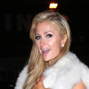 Paris Hilton porte une robe très sexy et transparente dans les rues de New York, le 14 février 2017  Celebrity socialite Paris Hilton showed some skin in a long, silver dress with see through sides as she headed out in New York City, New York on February 14, 201714/02/2017 - New York