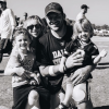 Tony Romo et Candice Crawford, ici en photo fin 2016 avec leurs garçons Rivers et Hawkins, attendent un troisième enfant pour le mois d'août 2017. Photo Instagram.