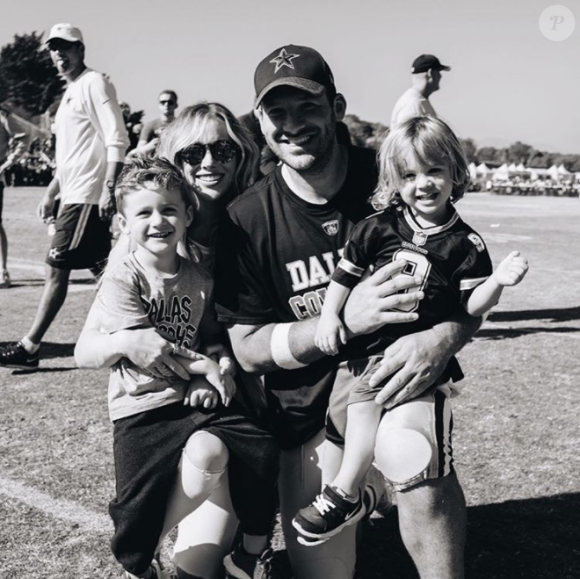 Tony Romo et Candice Crawford, ici en photo fin 2016 avec leurs garçons Rivers et Hawkins, attendent un troisième enfant pour le mois d'août 2017. Photo Instagram.