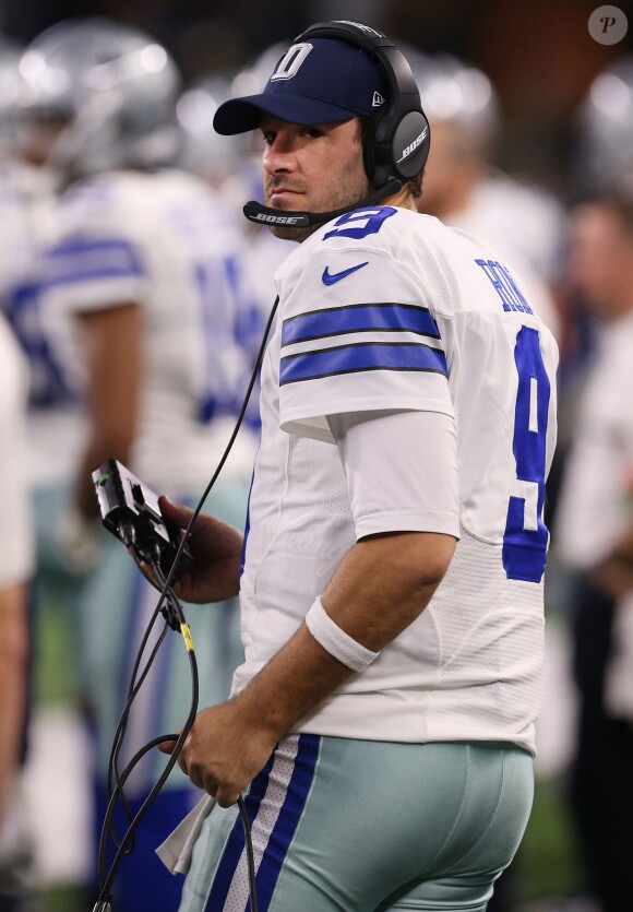 Tony Romo des Dallas Cowboys en décembre 2016 lors d'un match contre les Tampa Bay Buccaneers.