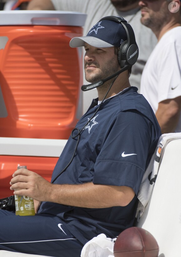 Tony Romo des Dallas Cowboys lors d'un match de NFL contre les Washington Redskins en septembre 2016. Il était alors blessé et remplacé par Dak Prescott.