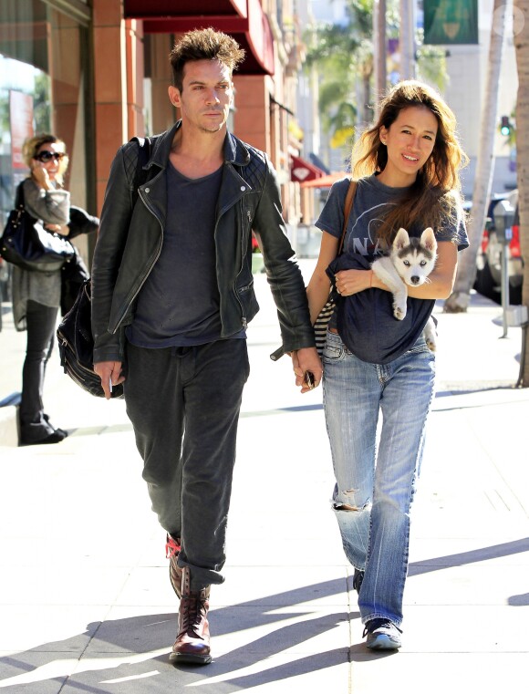 Jonathan Rhys-Meyers et sa fiancée Mara Lane main dans la main à Beverly Hills le 2 décembre 2015. Mara tient un chiot Husky dans ses bras.