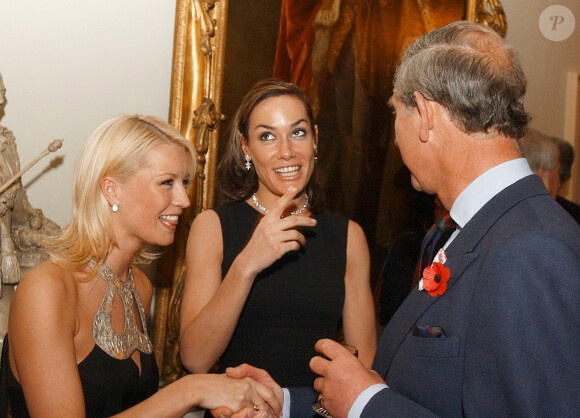 Tara Palmer Tomkinson avec son ami le prince Charles lors d'une réception à l'occasion du mois de sensibilsation au cancer du sein à Londres, le 27 octobre 2003.