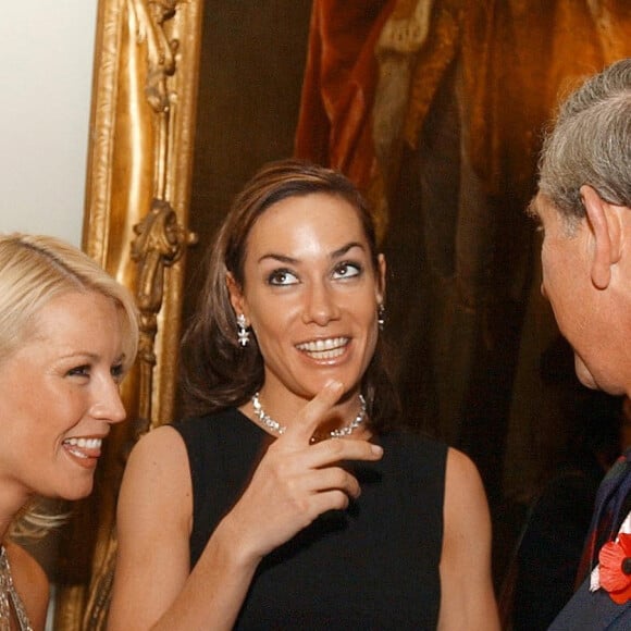 Tara Palmer Tomkinson avec son ami le prince Charles lors d'une réception à l'occasion du mois de sensibilsation au cancer du sein à Londres, le 27 octobre 2003.