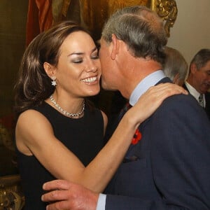 Tara Palmer Tomkinson avec son ami le prince Charles lors d'une réception à l'occasion du mois de sensibilsation au cancer du sein à Londres, le 27 octobre 2003.