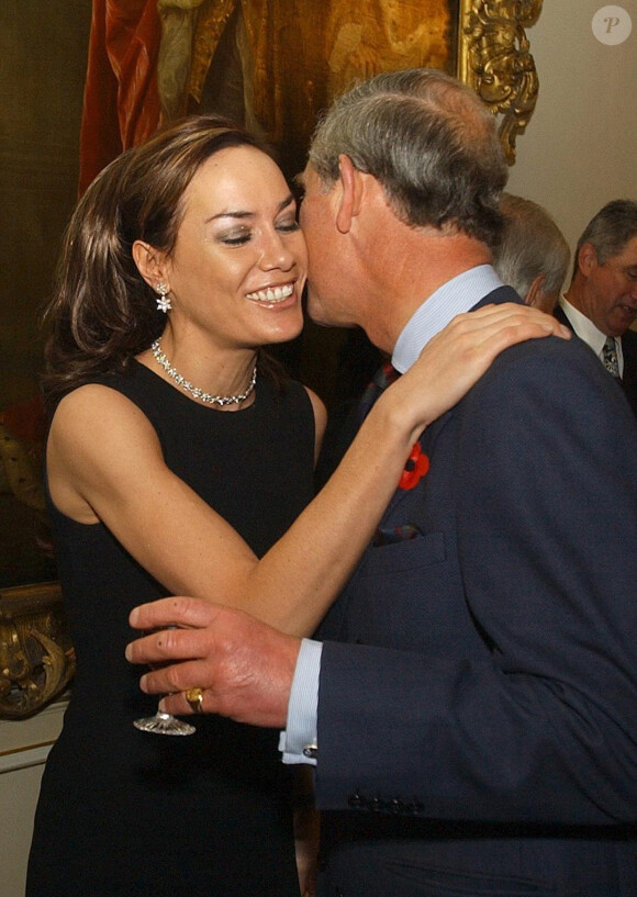 Tara Palmer Tomkinson avec son ami le prince Charles lors d'une réception à l'occasion du mois de sensibilsation au cancer du sein à Londres, le 27 octobre 2003.
