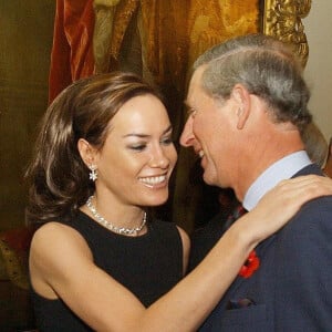 Tara Palmer Tomkinson avec son ami le prince Charles lors d'une réception à l'occasion du mois de sensibilsation au cancer du sein à Londres, le 27 octobre 2003.