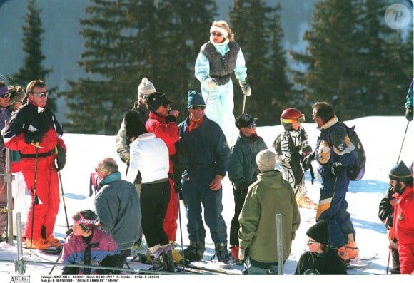 Tara Palmer-Tomkinson avec le prince Charles et sa famille aux sports d'hiver à Klosters en janvier 1997