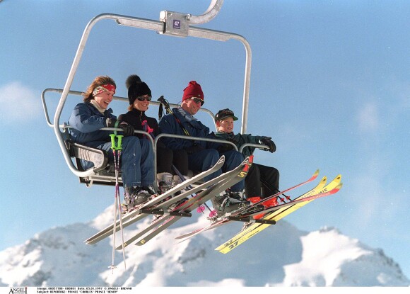 Tara Palmer-Tomkinson avec le prince Charles et sa famille aux sports d'hiver à Klosters en janvier 1997