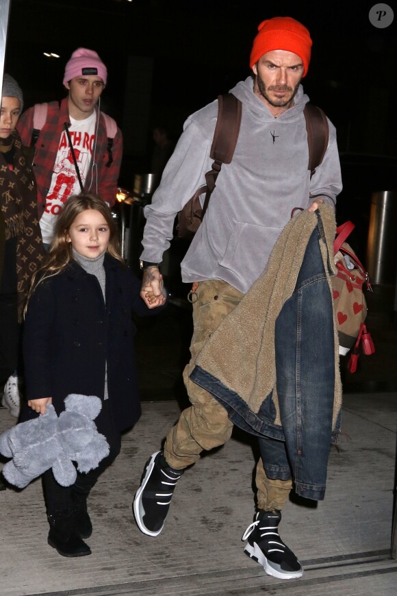 David et Victoria Beckham arrivent à l'aéroport JFK avec leurs enfants Harper, Romeo, Cruz et Brooklyn pour partir au Canada, le 13 février 2017