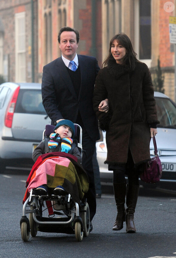 David et Samantha Cameron en compagnie de leur fils Ivan, à Londres en décembre 2008.