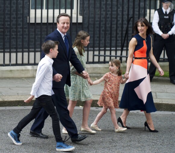 David Cameron quitte e 10 Downing Street en famille, avec sa femme Samantha Cameron et leurs enfants Arthur, Nancy et Florence, le 13 juillet 2016.