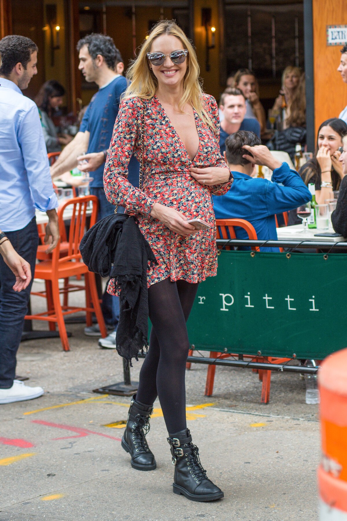 Photo : Exclusif - Candice Swanepoel enceinte au restaurant Bar Pitti