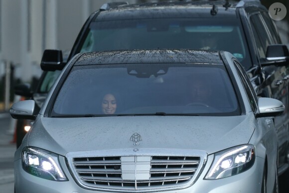 Kim Kardashian et son mari Kanye West quittent les studios Universal à Los Angeles en voiture Le 18 février 2017.