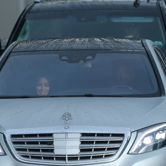 Kim Kardashian et son mari Kanye West quittent les studios Universal à Los Angeles en voiture Le 18 février 2017.