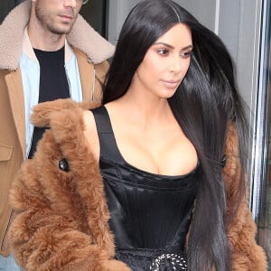 Kim Kardashian et son attaché de presse Simon Huck à la sortie d'un immeuble à New York, le 16 février 2017.