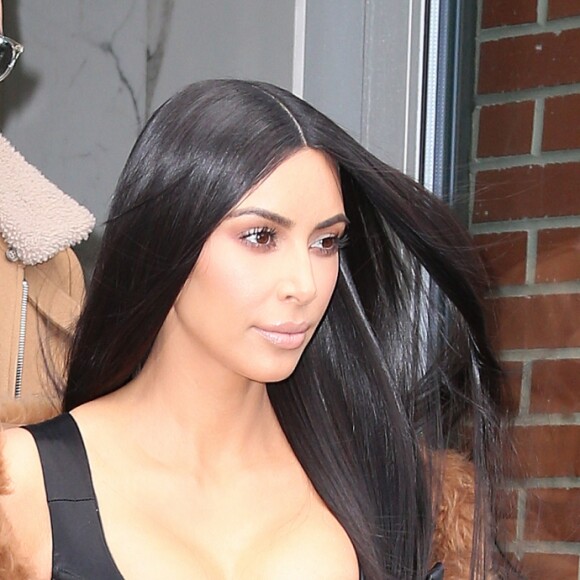 Kim Kardashian et son attaché de presse Simon Huck à la sortie d'un immeuble à New York, le 16 février 2017.