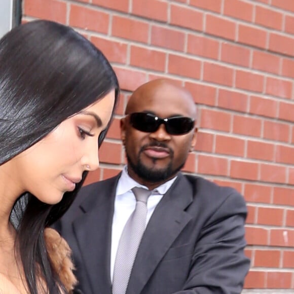 Kim Kardashian et son attaché de presse Simon Huck à la sortie d'un immeuble à New York, le 16 février 2017.