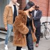 Kim Kardashian et son attaché de presse Simon Huck à la sortie d'un immeuble à New York, le 16 février 2017.